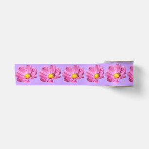 Lazo De Raso Flor Rosa Vibrante Con Una Abeja En Un Día De Vera