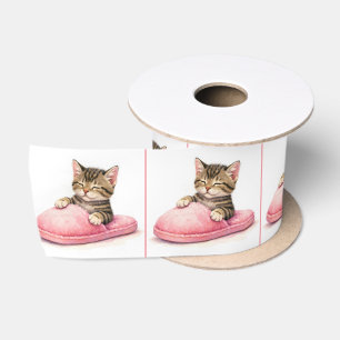 Lazo De Raso Gatito atigrado durmiendo en una zapatilla rosa