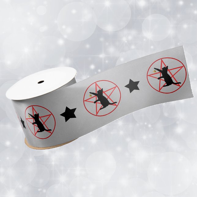 Lazo De Raso Gato negro sacude pentagramas rojos en círculos en (Black cats holding gold stars on red pentagram in circles black stars on grey gift wrap ribbon.)