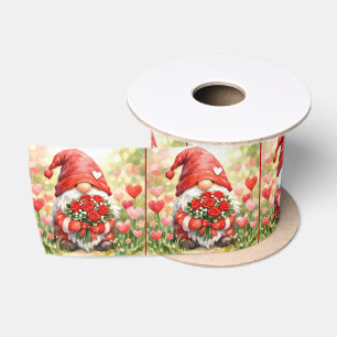 Lazo De Raso Gnomo con rosas rojas en un jardín