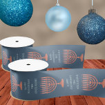 Lazo De Raso Hanukkah Rustic Menorah Festival Cute De Luces<br><div class="desc">Crea tu propio listón personalizado para los regalos de Hanukkah con este diseño de plantilla fácil de usar que incluye una menorah rústica y tu texto personalizado. El sencillo patrón sobre un fondo azul profundo rico se compone de falsos menorahs de estilo redwood que alternan con hasta cuatro líneas de...</div>