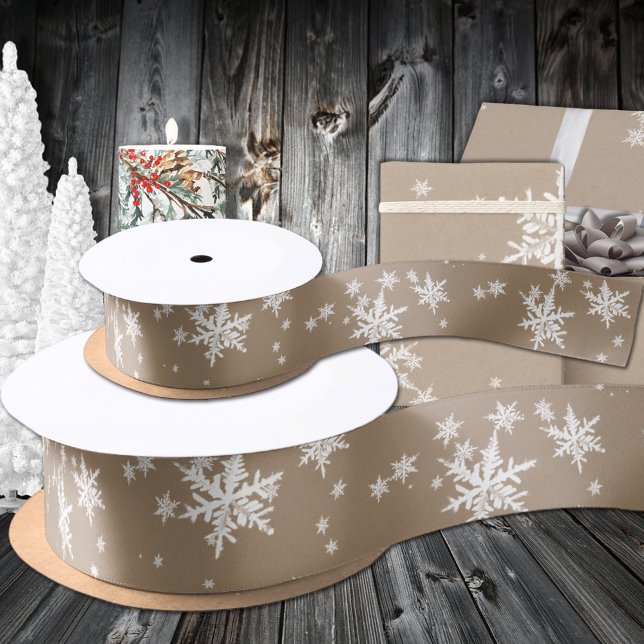 Lazo De Raso Helados blancos de invierno de Kraft rústico (Rustic Kraft Winter White Snowflakes Satin Ribbon available in 1.5 & 3 inch Widths)