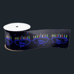 Lazo De Raso León azul Menorah<br><div class="desc">Cuenta con una menorah de Chanukkah con tema de león,  superpuesta en un fondo estrellado,  con las ocho velas y la quema de shamash. Chanukkah es el "Festival de las Luces" de mediados de invierno.</div>