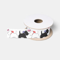 Westie lindo persigue la cinta del arte
