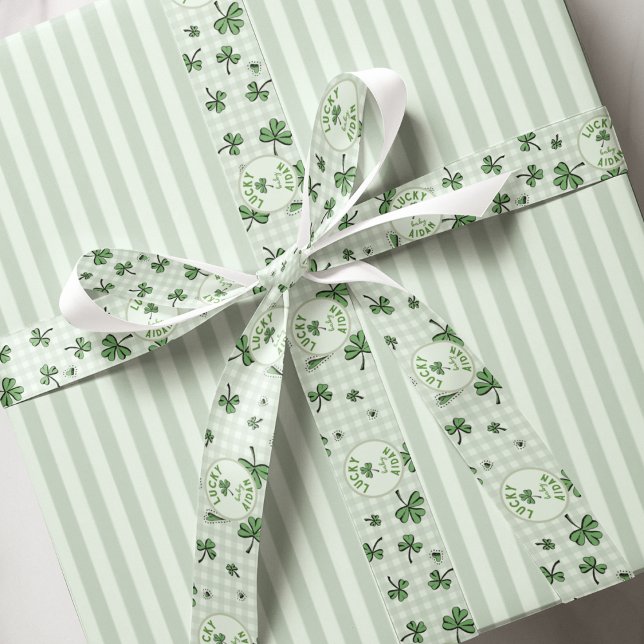 Lazo De Tela Gruesa Género Netural Monogramado Green Shamrock (Cute Gender Neutral St. Patrick's Day Pattern of Green Shamrocks and Adorable Hearts on Gingham Back)