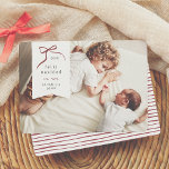 Lazo Navideño | Feliz Navidad con foto<br><div class="desc">Celebre esta temporada nuestra tarjeta de navegación personalizada. Este diseño minimalista y moderno su foto favorita como fondo un delicado recuadro blanco en forma de etiqueta en la esquina superior. Un lazo dibujado a mano envuelve elegancia el año en su interior, Feliz Navidad", se encuentra・. El saludo es seguidor del...</div>