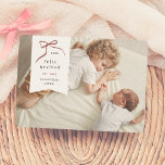 Lazo Navideño | Feliz Navidad con foto<br><div class="desc">Celebre esta temporada nuestra tarjeta de navegación personalizada. Este diseño minimalista y moderno su foto favorita como fondo un delicado recuadro blanco en forma de etiqueta en la esquina superior. Un lazo dibujado a mano envuelve elegancia el año en su interior, Feliz Navidad", se encuentra・. El saludo es seguidor del...</div>