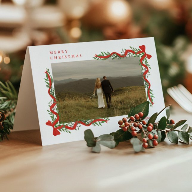 Lazo Rojo Elegante con Foto de Navidad con Verdor (Elegant red ribbons with bows and greenery photo christmas holiday cards. )