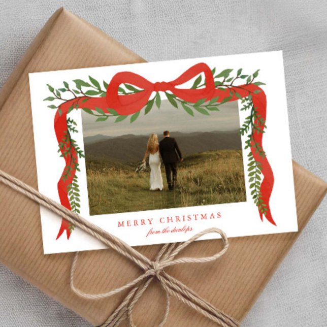 Lazo Rojo Elegante con Foto de Navidad con Verdor (Elegant red bow with greenery photo Christmas Holiday cards.)