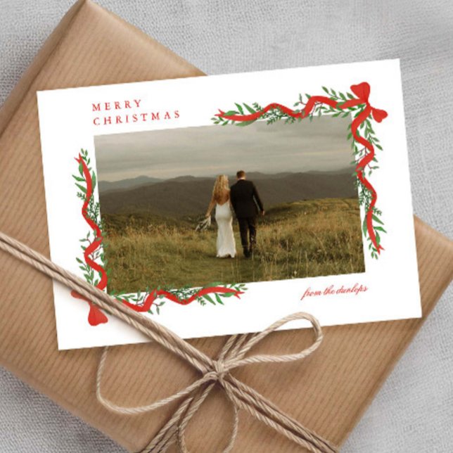 Lazo Rojo Elegante con Foto de Navidad con Verdor (Elegant painted red bows with greenery photo Christmas holiday cards.)