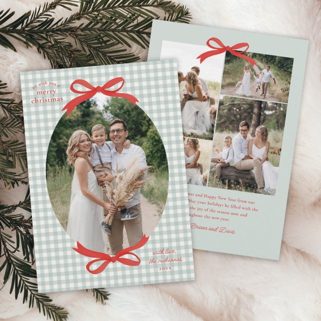Lazo rojo tradicional de Navidad Gingham Foto oval (Traditional Christmas red bow and green gingham with oval photo holiday cards.)