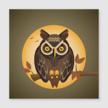 Lechuza con ojos grandes sentada contra la luna