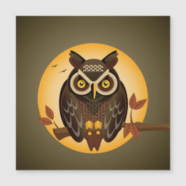 Lechuza con ojos grandes sentada contra la luna