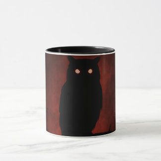 Lechuza misteriosa en la taza de la noche