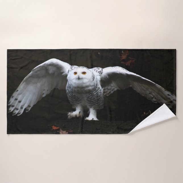 Lechuza nevada con alas abiertas btcna (Toalla de baño)