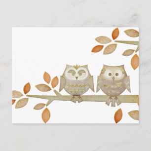 Lechuzas de amor en la tarjeta postal del árbol