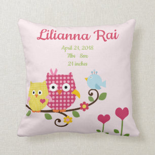 Lechuzas de árbol felices en la almohada de bifurc