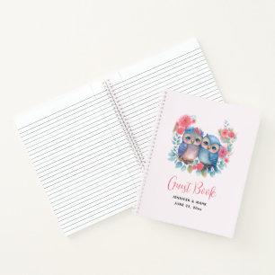 Lechuzas enamoradas sentadas en un libro de invita