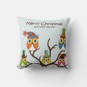 Lechuzas navideñas moras en la almohada del árbol