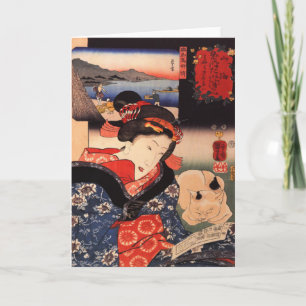 Lectura de la mujer con la tarjeta de felicitación
