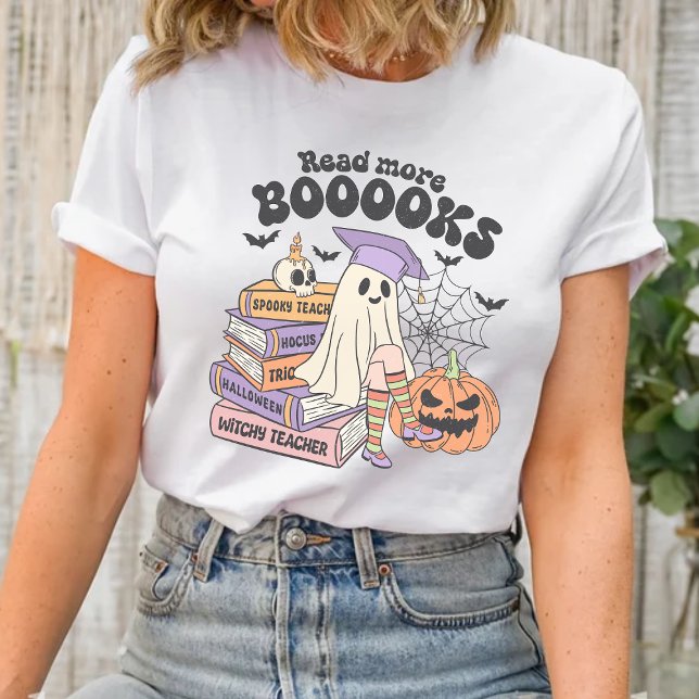 Leer más libros: Camisa Halloween del profesor de  (Stay spellbound this Halloween with our 'Witchy Teacher' shirt—perfect for book lovers!)