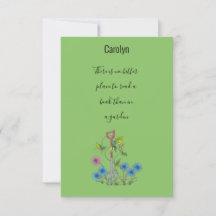 Leer un libro en un jardín, marca de libro persona