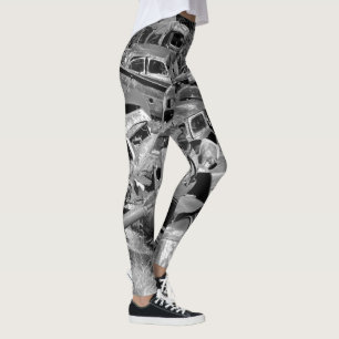 Leggings Automóviles de época escapando en un patio de coch