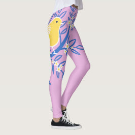Leggings Ave amarilla ilustrada en un fondo rosado