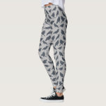 Leggings Aves de Black Crows con estampado gris<br><div class="desc">Estas leyendas estampadas son perfectas para los amantes de las aves. Presentan ilustraciones realistas de cuervos en gris de carbón oscuro contra un fondo gris claro moteado.</div>
