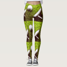 Baloncesto de golf y putter sobre césped verde