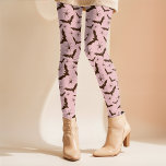 Leggings Bats Spider Girlie Retro Simple Halloween<br><div class="desc">Este divertido diseño de Halloween usa un patrón aleatorio de murciélagos y arañas marrones simples en un fondo gentil rosado que se puede personalizar según el color que quieras. Este divertido diseño tiene un aspecto retro y se puede emparejar con cualquier parte superior durante todo el otoño y la temporada...</div>