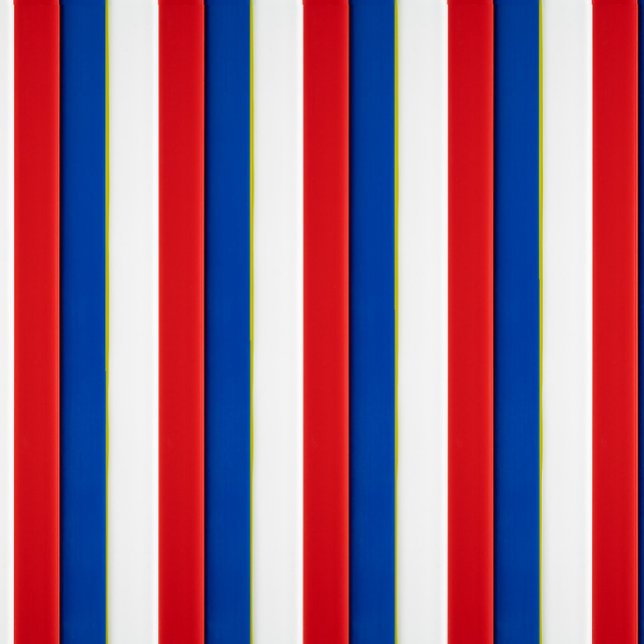 Leggings Blanco rojo y azul (A background of vertical stripes in red, white, and blue, with thin yellow lines between each stripe)