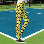 Leggings Bola amarilla y deportes negros divertidos<br><div class="desc">¡Las piernas perfectas para los aficionados al Pickleball! Una bola de picnic amarilla se coloca sobre un fondo negro. Cambie fácilmente el color de fondo haciendo clic en el personalizar y, a continuación, desplazándose al selector de color. Ideal para divertidos juegos de pickleball y partidos de torneos o simplemente para...</div>
