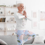Leggings Bonito Floral Azul Periwinkle Activo<br><div class="desc">El perwinkle azul y las flores son el telón de fondo de este diseño floral clásico. Genial para el día de la madre. De una gama de productos personales de las finas diseñaciones de Chessie.</div>