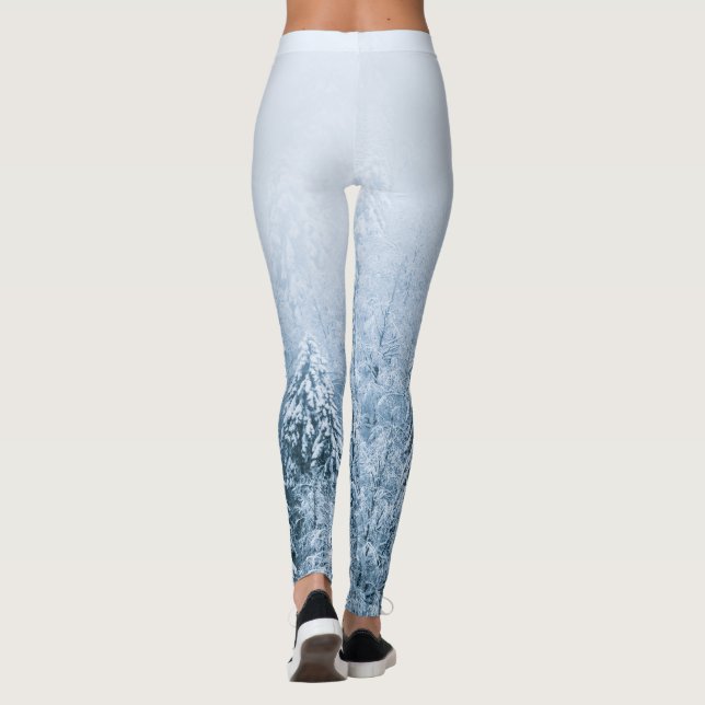 Leggings Bosque de abeto de haya cubierto de nieve en niebl (Reverso)