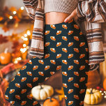 Leggings Caída de calabaza Naval de Acción de Gracias<br><div class="desc">Celebra la temporada con estilo con estas Leyendas de la Marina de Acción de Gracias de la Caída de la Calabaza. Con un bonito patrón de tarta de calabaza sobre un fondo marino profundo, estas leggings ofrecen un diseño acogedor y juguetón perfecto para reuniones de Acción de Gracias o para...</div>