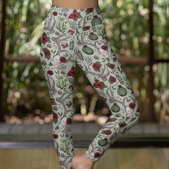Leggings Calavera de ciervos y pollos de gallina de los pai (Southwestern Hand Drawn Pattern. Reindeer Skulls, Red Roses, Cactus Plants, Poinsettias. Sage Green)
