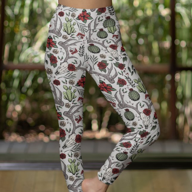 Leggings Calavera de ciervos y pollos de gallina de los pai (Southwestern Hand Drawn Pattern. Reindeer Skulls, Red Roses, Cactus Plants, Poinsettias on Soft Gray)