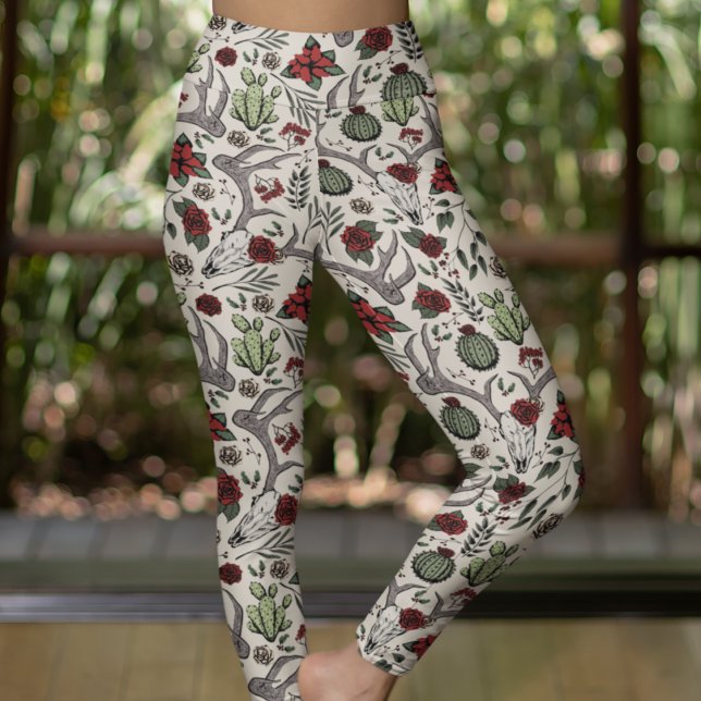 Leggings Calavera de ciervos y pollos de gallina de los pai (Southwestern Hand Drawn Pattern. Reindeer Skulls, Red Roses, Cactus Plants, Poinsettias on Cream.)