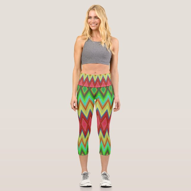 Leggings Capri A person is wearing vibrant, geometric-patterned  (Anverso)