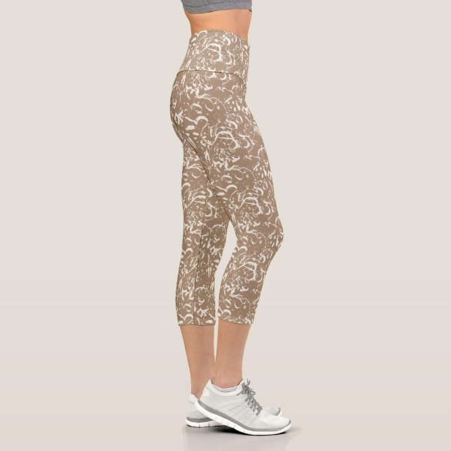 Leggings Capri Abstract Taupe Capris for Any Occasion (Derecha)
