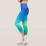 Leggings Capri Acuarela Neon Ocean Blue Green Summer Them<br><div class="desc">Este diseño tropical presenta una hermosa acuarela de vivos colores azul océano y verde fondo de playa. Haga clic en el botón personalizar para obtener más flexibilidad en la modificación/adición de texto. Las variaciones de este diseño y los productos de coordinación están disponibles en nuestra tienda, zazzle.com/store/doodlelulu. Contáctenos si necesita...</div>
