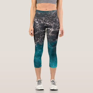 Leggings Capri Aguas negras pesadas de color negro y espumoso