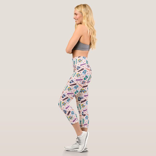 Leggings Capri AMIGOS™ | Patrón de café vibrante de Perk central (Izquierda)