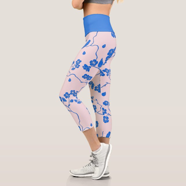 Leggings Capri Aves con flores de cerezo azules en Rubor (Izquierda)