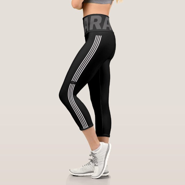Leggings Capri Bandas blancas y negras Monograma de diseño (Izquierda)