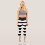 Leggings Capri Bandas Blancas Y Negros De Estilo Cubierto<br><div class="desc">Un diseño elegante y elegante de rayas blancas y negras Capri Leggings. Es ideal para el traje de yoga,  el atuendo aeróbico,  el traje de footing,  el desgaste diario informal,  etc,  y le da un gran regalo de cumpleaños,  un regalo de Navidad,  etc. Espero que lo disfrutes.</div>