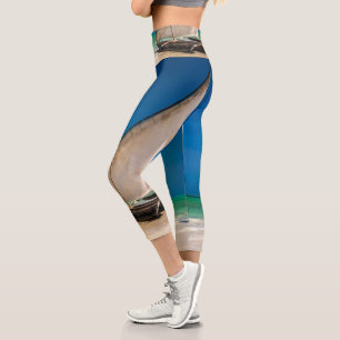 Leggings Capri Barco de pesca tradicional en la playa