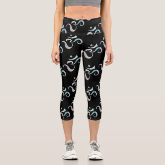 Leggings Capri Beige Marmorizado Om Disperso en Fondo Negro