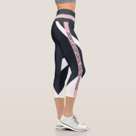 Leggings Capri Blanco azul y rosa de motivación geométrica